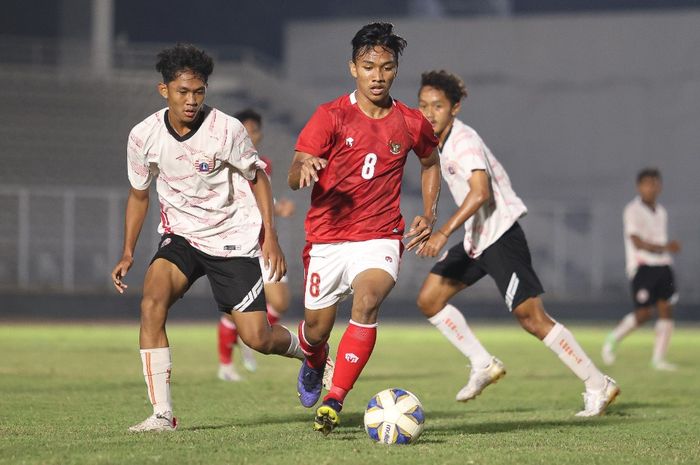 Suasana pertandingan uji coba antara timnas U-19 Indonesia melawan Persija di Stadion Madya, Jumat (24/6/2022). 