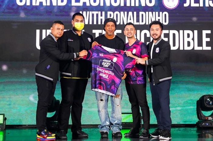 Ronaldinho bakal tampil membela RANS Nusantara FC pada laga uji coba, Minggu (26/06/2022) malam nanti.