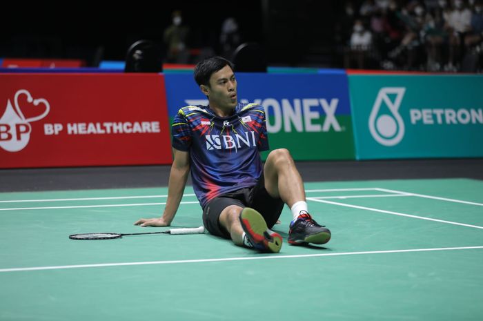 Pebulu tangkis tunggal putra Indonesia, Shesar Hiren Rhustavito, mengalami cedera pada perempat final Malaysia Open 2022 di Axiata Arena, Kuala Lumpur, Jumat (1/7/2022).