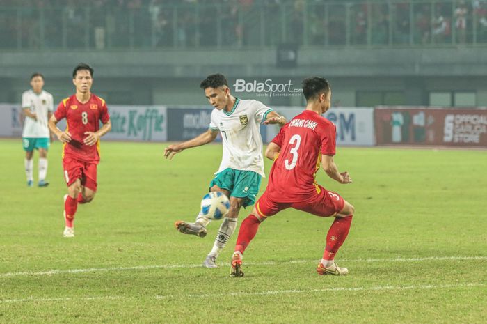 Gelandang timnas U-19 Indonesia, Marselino Ferdinan (tengah), sedang menendang bola ketika bertanding di Stadion Patriot Candrabhaga, Bekasi, Jawa Barat, 2 Juli 2022.