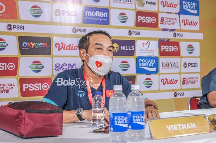 Pelatih timnas U-19 Vietnam, Dinh The Nam, nampak sedang melakukan sesi jumpa pers di Stadion Patriot Candrabhaga, Bekasi, Jawa Barat, 2 Juli 2022.