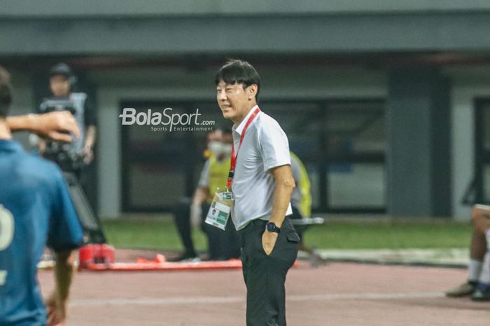 Pelatih timnas U-19 Indonesia, Shin Tae-yong, nampak sumringah saat memantau para pemainnya di Stadion Patriot Candrabhaga, Bekasi, 4 Juli 2022.