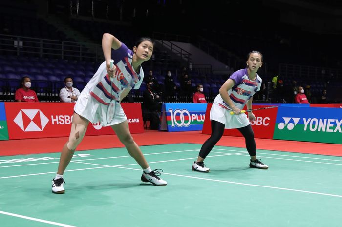 Pasangan ganda putri Indonesia, Febriana Dwipuji Kusuma/Amalia Cahaya Pratiwi, saat tampil di babak kualifikasi Malaysia Masters 2022 di Axiata Arena, Kuala Lumpur, Selasa (5/7/2022).