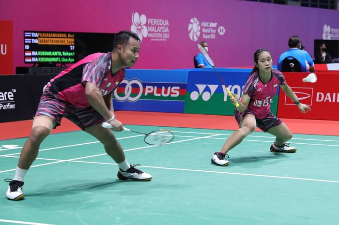 Pasangan ganda campuran Indonesia, Rehan Naufal Kusharjanto/Lisa Ayu Kusumawati, ketika berlaga pada babak kesatu Malaysia Masters 2022 di Axiata Arena, Kuala Lumpur, Rabu (6/7/2022).