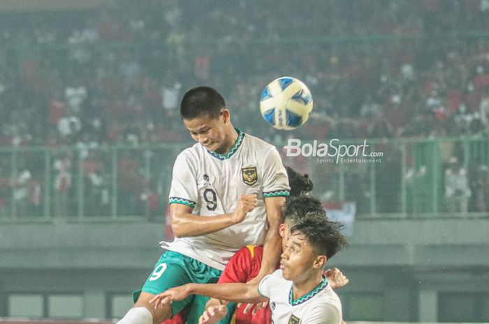 Penyerang timnas U-19 Indonesia, Hokky Caraka Bintang Brilliant (kiri), sedang menyundul bola ketika bertanding di Stadion Patriot Candrabhaga, Bekasi, Jawa Barat, 2 Juli 2022.