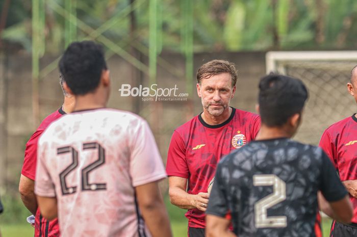 Pelatih Persija Jakarta, Thomas Doll, sedang memberikan intruksi kepada para pemainnya ketika berlatih di Lapangan Nirwana, Sawangan, Jawa Barat , 7 Juli 2022.