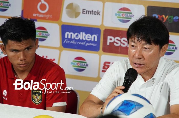 Pelatih timnas U-19 Indonesia, Shin Tae-yong, bersama kiper Cahya Supriadi dalam jumpa pers usai laga melawan Thailand di Piala AFF U-19 2022, Rabu (6/7/2022) di Stadion Patriot Candrabhaga, Bekasi.