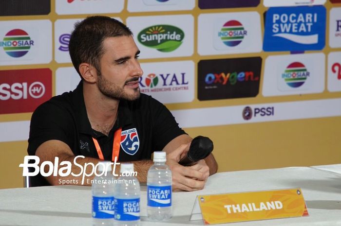 Pelatih timnas u-19 Thailand, Salvador Garcia, dalam jumpa pers usai laga melawan timnas U-19 Indonesia di Grup A Piala AFF U-19 2022, Rabu (6/7/2022) di Stadion Patriot Candrabhaga, Bekasi.