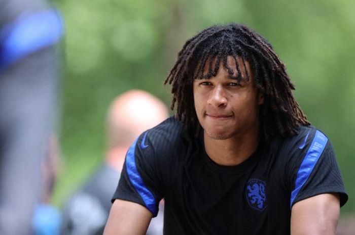 Nathan Ake saat menjalani kamp latihan timnas Belanda di Zeist (20/6/2021). Ake diberitakan sepakat pindah dari Manchester City ke Chelsea.