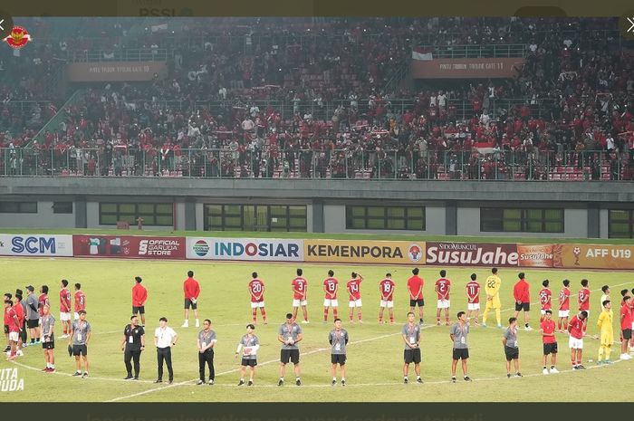 Shin Tae-yong dan skuad Timnas U-19 Indonesia membentuk lingkaran penghormatan di Stadion Patriot, Kota Bekasi, Jumat (8/72022) malam WIB.