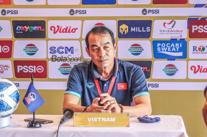 Pelatih timnas U-19 Vietnam, Dinh The Nam, saat sesi jumpa pers di Hotel Century, Senayan, Jakarta, 12 Juli 2022.