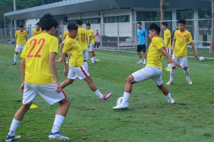 Timnas U-19 Vietnam tetap ngotot berlatih untuk persiapan semifinal Piala AFF U-19 2022, padahal sudah dilarang Indonesia sebagai tuan rumah demi alasan keamanan.