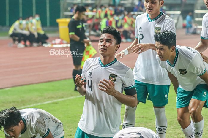 Bek timnas U-19 Indonesia, Muhammad Ferarri (tengah), sedang memanjatkan doa dan syukur ketika mencetak gol saat bertanding di Stadion Patriot Candrabhaga, Bekasi, Jawa Barat, 10 Juli 2022.