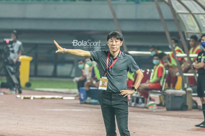 Pelatih timnas U-19 Indonesia, Shin Tae-yong, nampak sedang memberikan intruksi kepada para pemainnya ketika bertanding di Stadion Patriot Candrabhaga, Bekasi, Jawa Barat, 10 Juli 2022.