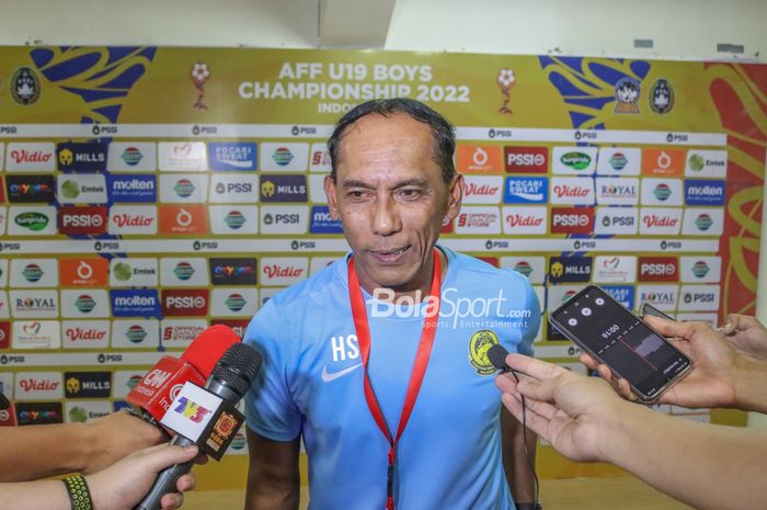 Pelatih timnas U-19 Malaysia, Hassan Sazali Mohd Waras, sedang memberikan keterangan kepada awak media di Stadion Patriot Candrabhaga, Bekasi, Jawa Barat, 13 Juli 2022.