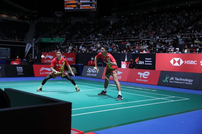 Pasangan ganda putra Indonesia, Fajar Alfian/Muhammad Rian Ardianto, pada babak pertama Singapore Open 2022 di Singapore Indoor Stadium, Rabu (12/7/2022).