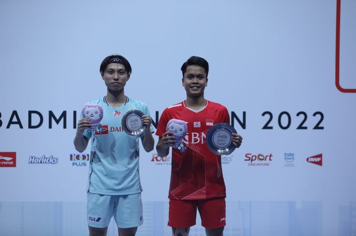 Tunggal putra Jepang dan Indonesia Kodai Naraoka (kiri) dan Anthony Sinisuka Ginting (kanan) saat berpose di podium Singapore Open, Minggu (17/7/2022)