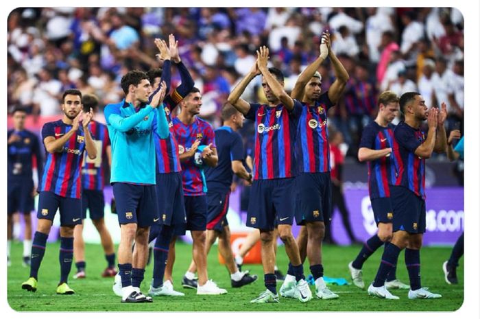 Para pemain Barcelona menyapa fans seusai menang 1-0 atas Real Madrid dalam El Clasico di Las Vegas, Nevada, AS.