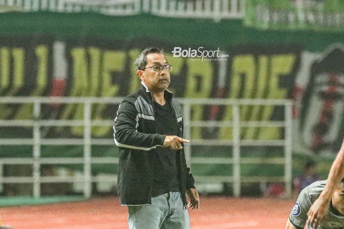 Pelatih Persebaya Surabaya, Aji Santoso, sedang memantau para pemainnya bertanding dalam laga pekan pertama Liga 1 2022 di Stadion Pakansari, Bogor, Jawa Barat, 25 Juli 2022.
