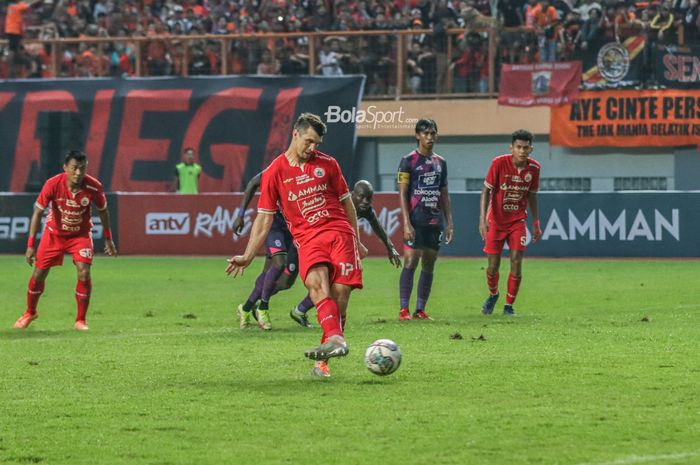 Bek Persija Jakarta, Ondrej Kudela, nampak sedang menendang penalti ketika bertanding di Stadion Wibawa Mukti, Cikarang, Jawa Barat, 16 Juli 2022.