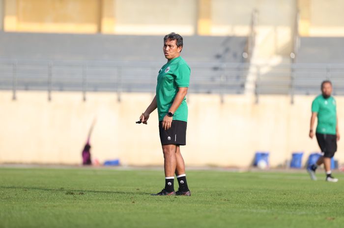 Pelatih timnas U-16 Indonesia, Bima Sakti, saat memimpin latihan jelang Piala AFF U-16 2022.