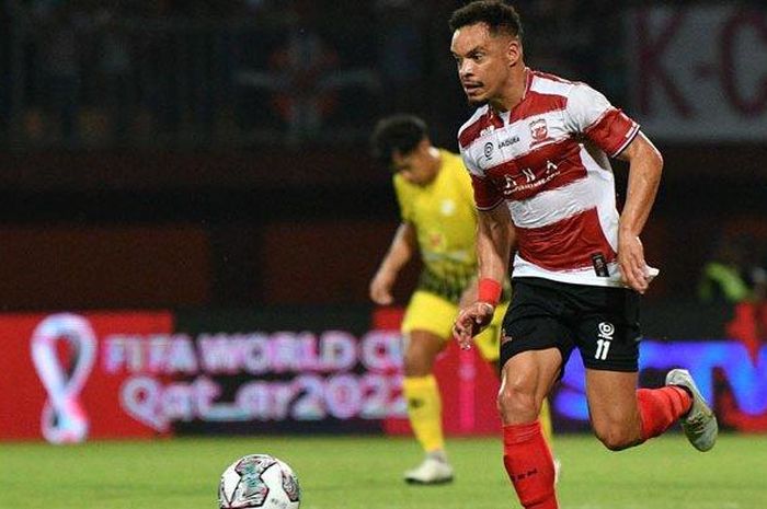 Penyerang Madura United, Luiz Marcelo Morais dos Reis alias Lulinha menjadi top skor sementara Liga 1 2022-2023.