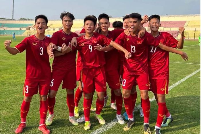 Para pemain Timnas U-16 Vietnam melakukan selebrasi usai mencetak gol ke gawang Timnas U-16 Singapura pada laga penyisihan Grup A Piala AFF U-16 2022, Minggu (31/7/2022).