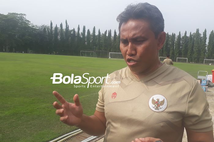 Pelatih timnas U-16 Indonesia, Bima Sakti saat memimpin latihan timnya di Lapangan Universitas Negeri Yogyakarta, Selasa (2/8/2022).