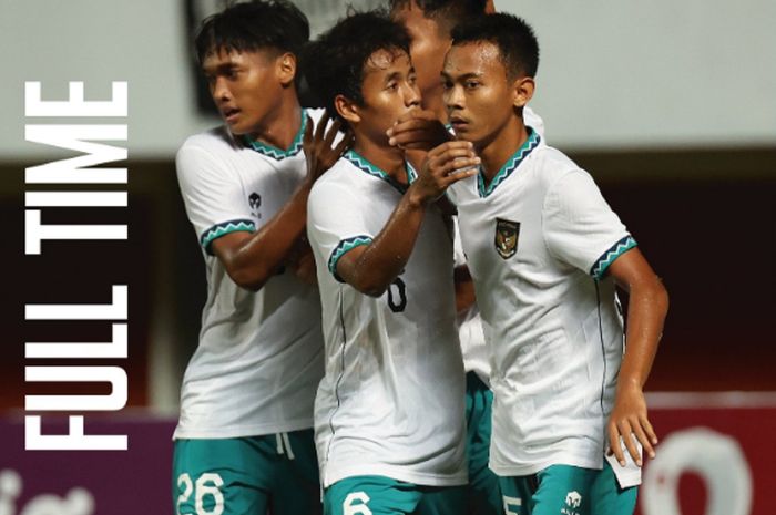 Para pemain Timnas U-16 Indonesia bersukacita usai menang besar atas Singapura di Piala AFF U-16 2022.