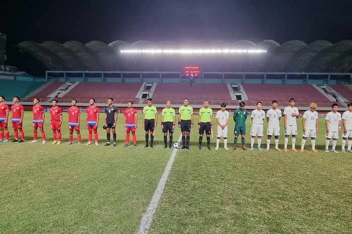 Pemain timnas U-16 Laos dan timnas U-16 Thailand