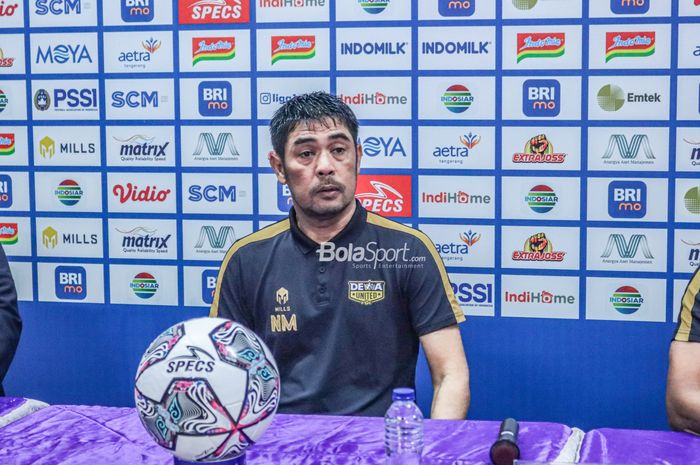 Pelatih Dewa United, Nil Maizar, saat menghadiri sesi jumpa pers di Stadion Indomilk Arena, Tangerang, Banten, 6 Agustus 2022.