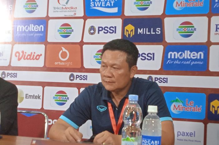 Tatapan kosong pelatih Vietnam, Nguyen Quoc Tuan di konferensi pers pasca-pertandingan di Stadion Maguwoharjo, Sleman