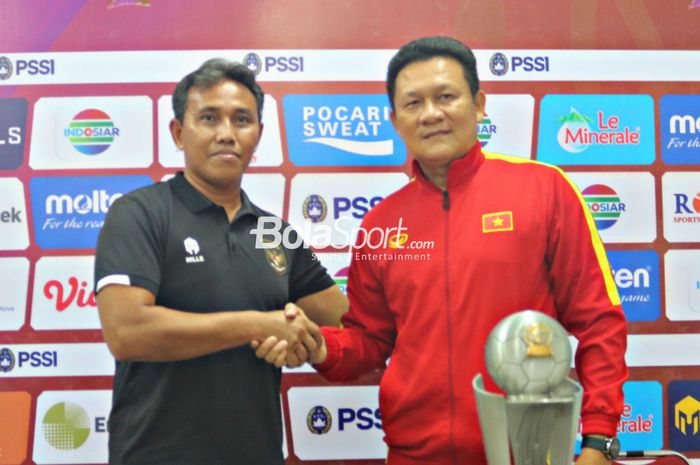 Bima Sakti bersama Nguyen Quoc Tuan saat konferensi pers jelang laga final Indonesia versus Vietnam di Stadion Maguwoharjo, Sleman, Kamis (11/8/2022).