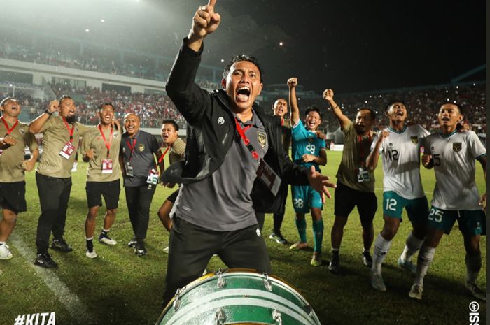 Pelatih Timnas U-16 Indonesia Bima Sakti berteriak kencang di tengah pasukannya seusai menjuarai Piala AFF U-16 2022.