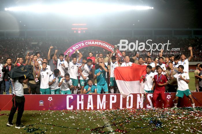 Skuat timnas U-16 Indonesia juara Piala AFF U-16 2022 di Stadion Maguwoharjo, Sleman, Jumat (12/8/2022).