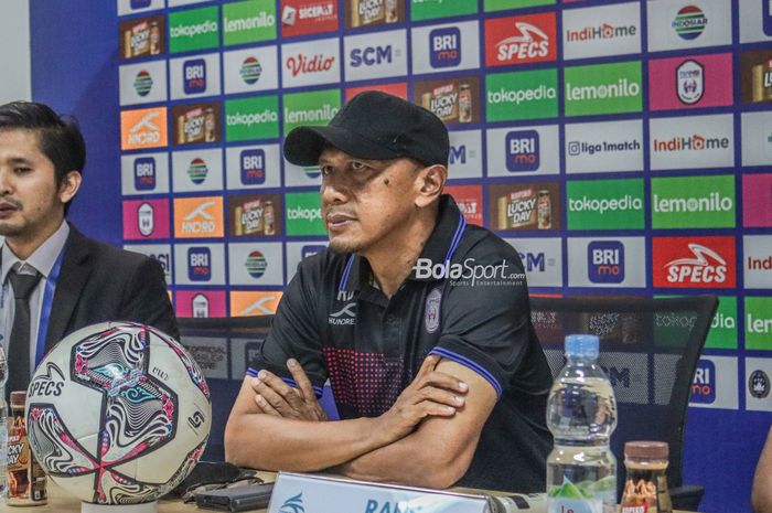 Pelatih RANS Nusantara FC, Rahmad Darmawan, saat menghadiri sesi jumpa pers di Stadion Pakansari,  Bogor, Jawa Barat, 15 Agustus 2022.