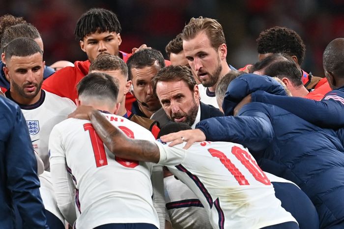 Gareth Southgate berbicara dengan pemainnya dalam duel semifinal Euro 2020 antara timnas Inggris vs Spanyol di Wembley, London (7/7/2021).