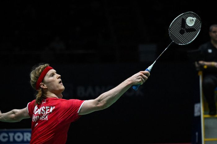 Tunggal putra peringkat tiga dunia asal Denmark, Anders Antonsen saat berlaga di Thomas Cup 2022. 