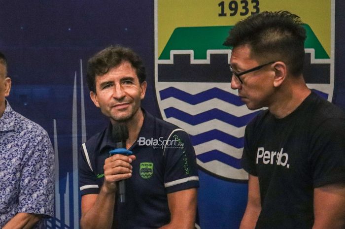 Pelatih baru Persib Bandung, Luis Milla (kiri), saat memberikan keterangan kepada awak media di Graha Persib, Bandung, Jawa Barat, 22 Agustus 2022.