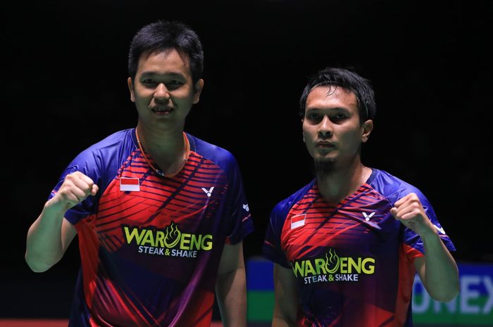 Pasangan ganda putra Indonesia, Mohammad Ahsan/Hendra Setiawan, berpose setelah memastikan tiket final Kejuaraan Dunia 2022 di Tokyo Metropolitan Gymnasium, Sabtu (27/8/2022).