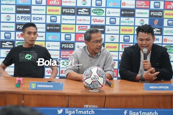 Aji Santoso dan Rizky Ridho pasca-pertandingan PSS Sleman menjamu Persebaya Surabaya di Stadion Maguwoharjo, Sleman, Sabtu (27/8/2022).