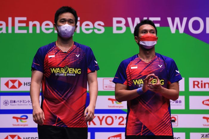 Pasangan ganda putra Indonesia, Mohammad Ahsan/Hendra Setiawan, di podium Kejuaraan Dunia 2022 di Tokyo Metropolitan Gymnasium, Minggu (28/8/2022).