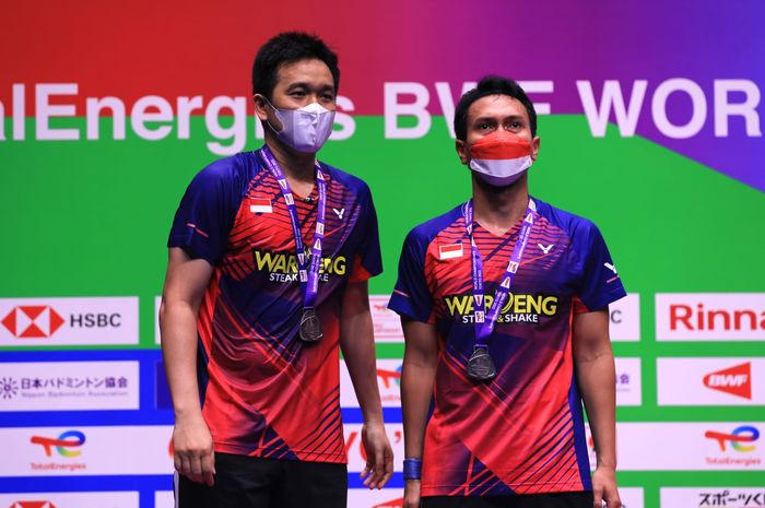 Pasangan ganda putra Indonesia, Mohammad Ahsan/Hendra Setiawan, di podium Kejuaraan Dunia 2022 di Tokyo Metropolitan Gymnasium, Minggu (28/8/2022).