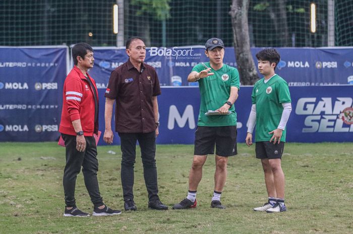 (Dari kiri ke kanan) Indra Sjafri selaku Direktur Teknik PSSI, Mochamad Iriawan sebagai Ketua Umum PSSI, Shin Tae-yong selaku pelatih timnas U-19 Indonesia serta Jeong Seok-seo sebagai penerjemah.