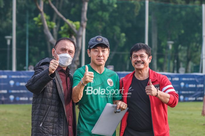 (Dari kiri ke kanan) Mochamad Iriawan selaku Ketua Umum PSSI, Indra Sjafri sebagai Direktur Teknik PSSI, dan Shin Tae-yong yang merupakan pelatih timnas U-19 Indonesia sedang berfoto bersama di Lapangan A, Senayan, Jakarta, 30 Agustus 2022.