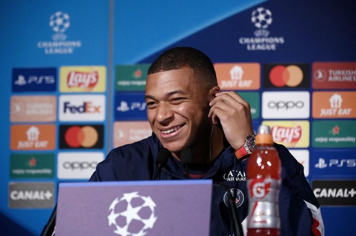 Striker Paris Saint-Germain, Kylian Mbappe, berbicara dalam konferensi pers di Stadion Parc des Princes, Senin (5/9/2022).