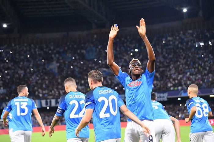 Para pemain Napoli merayakan gol penalti yang dicetak oleh Piotr Zielinski ke gawang Liverpool di laga Grup A Liga Champions 2022-2023, Kamis (8/9/2022).