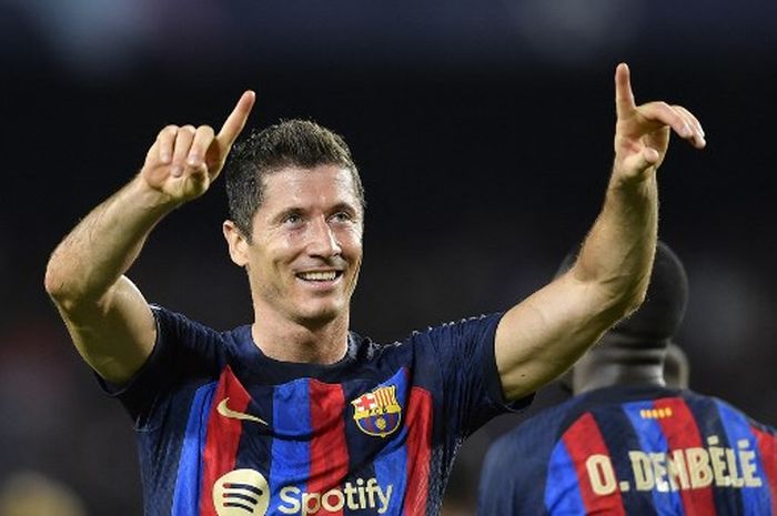 Robert Lewandowski merayakan gol dalam duel Liga Champions antara Barcelona vs Plzen di Camp Nou (7/9/2022).