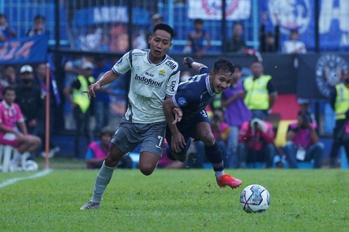 Gelandang Persib Bandung, Beckham Putra Nugraha, berduel dengan kakaknya, Gian Zola, yang bermain untuk Arema FC pada pekan kesembilan Liga 1 2022-2023.