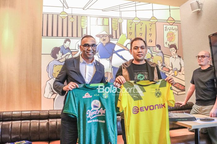 Direktur Operasional Persebaya Surabaya, Candra Wahyudi (kanan), sedang berfoto bersama dengan Suresh Letchmanan (kiri) sebagai Managing Director Asia Pacific- BVB Asia Pacific PTE LTD di Maikeru, Jakarta, 13 September 2022.